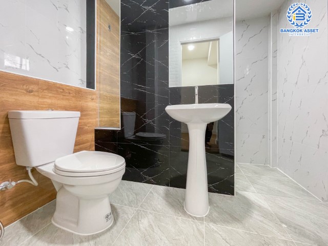 *****บ้านเดี่ยวมือสอง นนทบุรี ม.กฤษดานคร10 รัตนาธิเบศร์ เนื้อที่กว้างขวางมากถึง 71 ตร.ว. ฟังก์ชัน 4 ห้องนอน 4 ห้องน้ำ ที่จอดรถ 3 คัน บ้านสวย ตกแต่งสไตล์โมเดิร์น พร้อมเข้าอยู่ได้ทันที! โครงการตั้งบนทำเลแห่งการเดินทาง ใกล้รถไฟฟ้าสายสีม่วง "สถานีสามแยกบางใหญ่" และจุดขึ้นทางด่วน "กาญจนาภิเษก" จองด่วน!